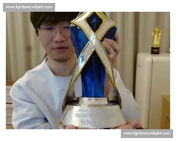 FMVP奖杯失而复得XXX的传奇，永远值得被铭记！